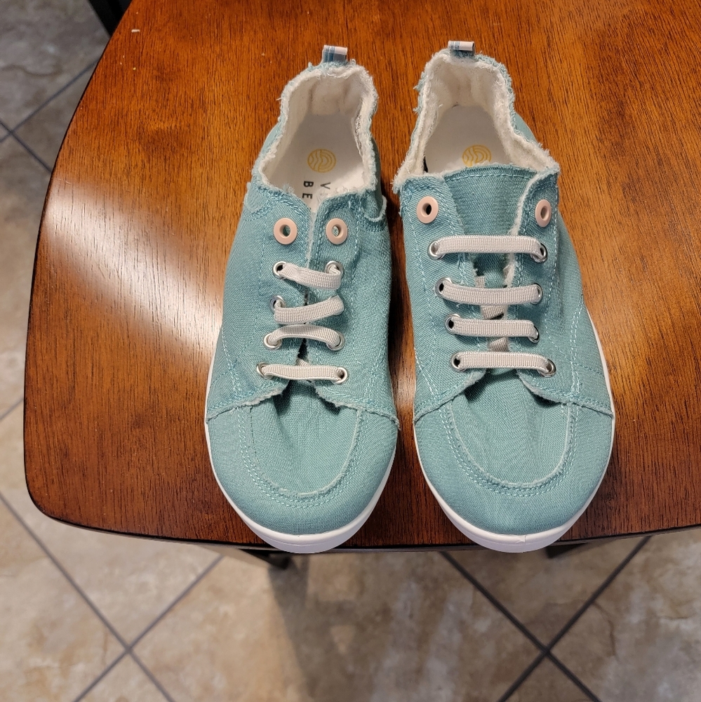 NWOT Vionic Beach sneakers